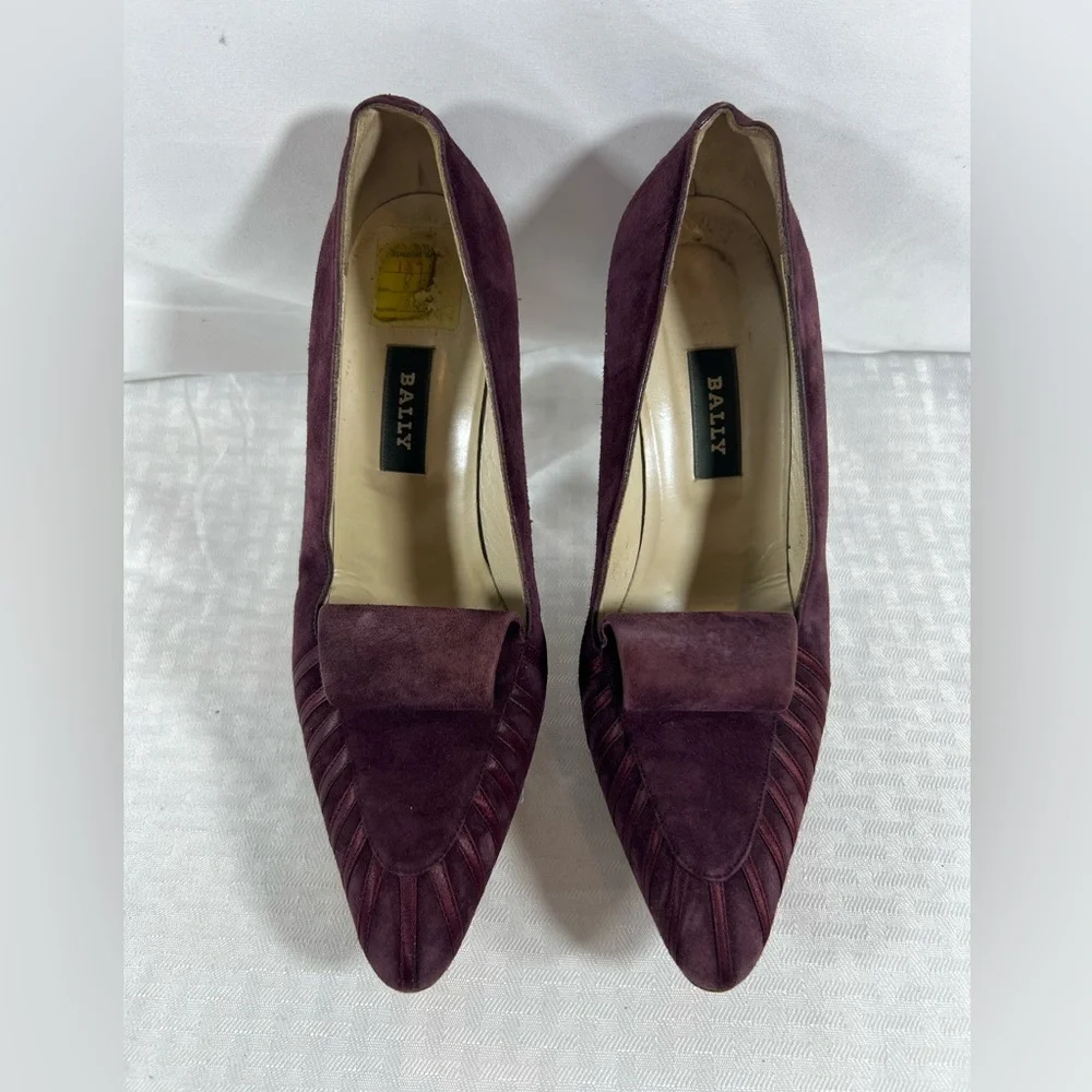 7003: Bally Juliette Plum Suede Pleated Pumps US 8.5 M